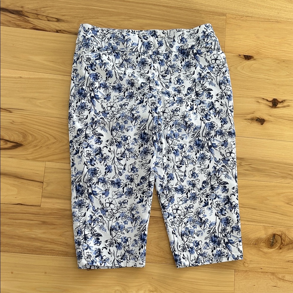 Croft & Barrow White & Blue Floral 12P Regular Crop Pants